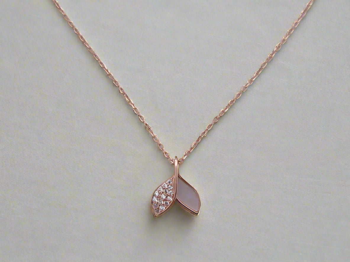 Fish tail pendant and chain