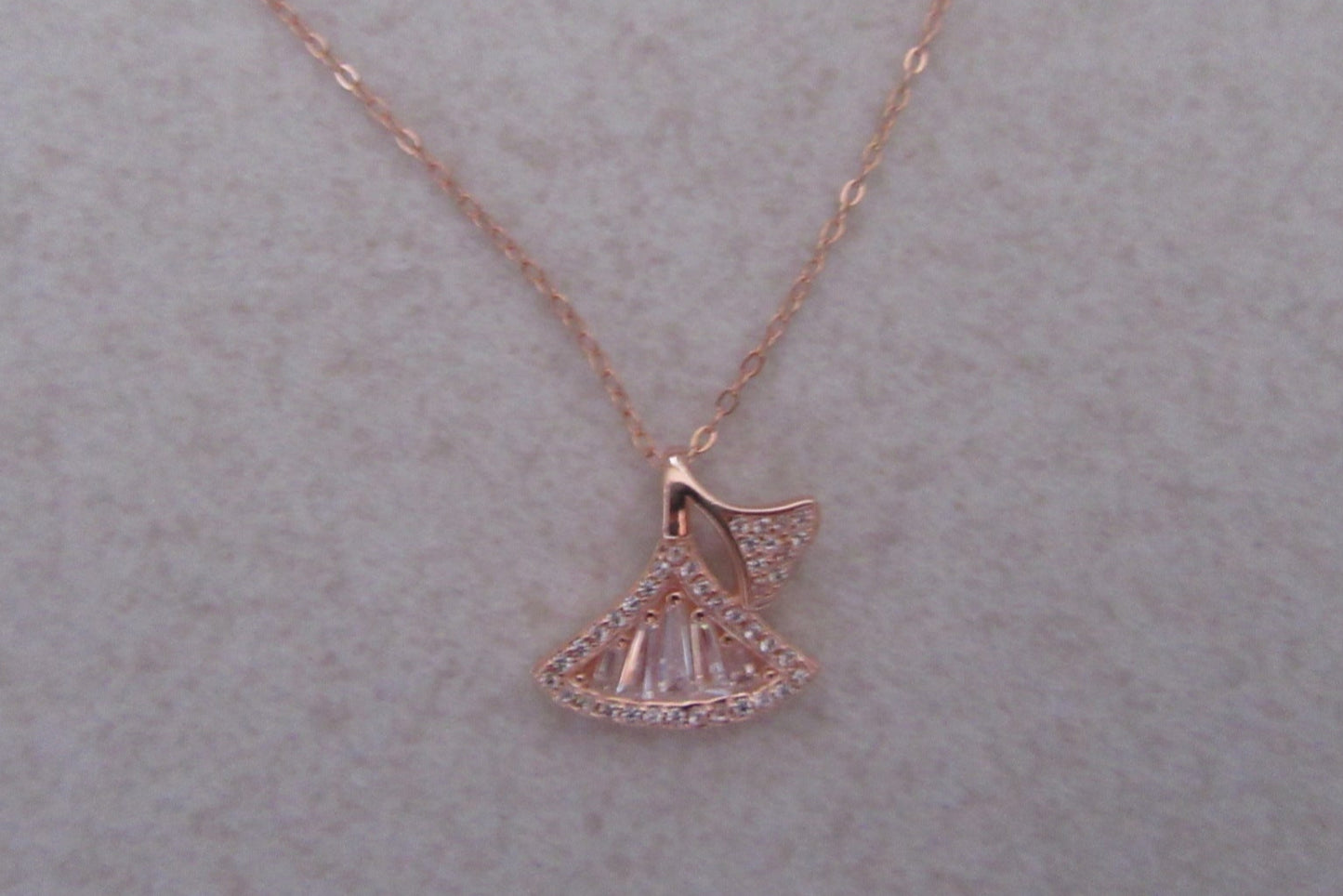 Tecoma pendant and chain