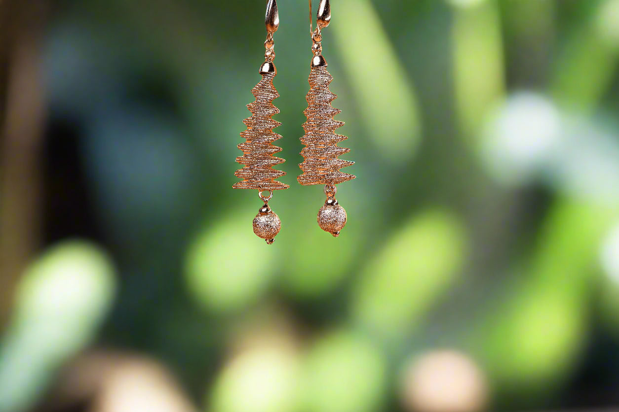 Silver spiral cones with silver drops
