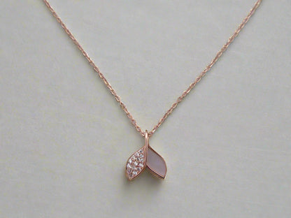 Fish tail pendant and chain