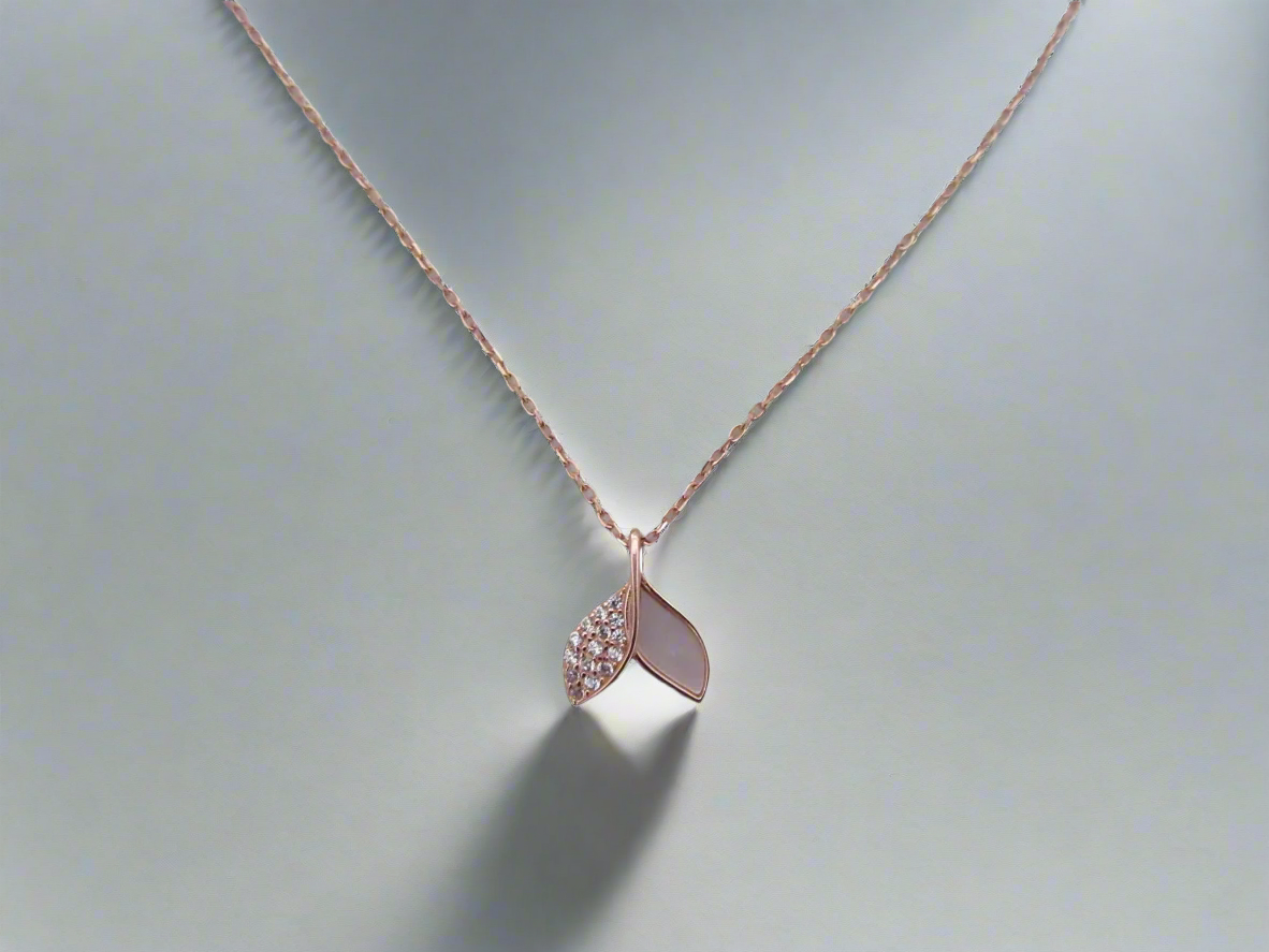 Fish tail pendant and chain