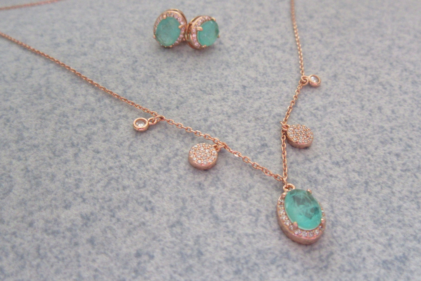 Green oval stone set