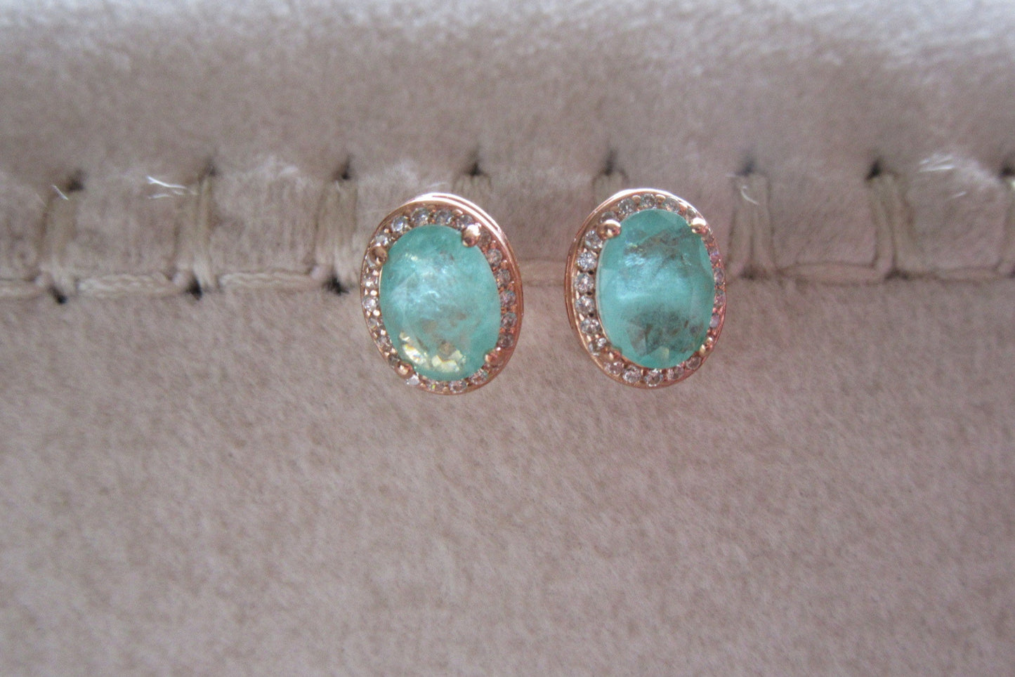 Green oval stone set